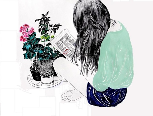 Девушка, сидя на полу читает газету