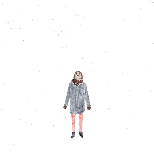 Девушка под летящими хлопьями снега