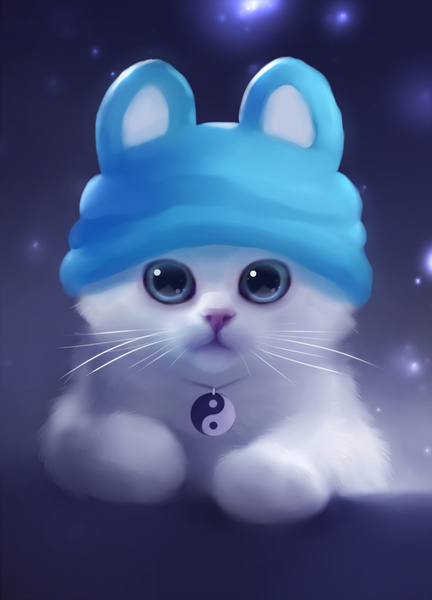 Белый котенок в голубой шапке и кулоном на шее